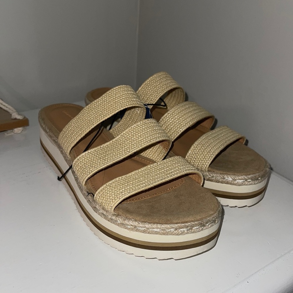 Universal threads slip on platform sandals